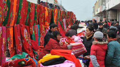 Spring Festival atmosphere warms up at rural bazaar 