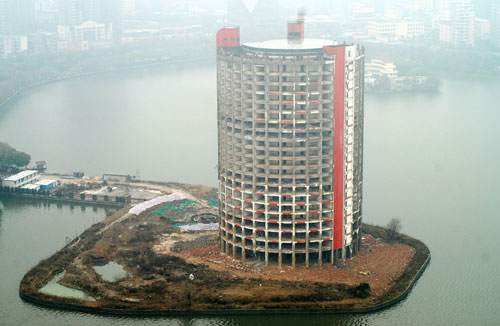 The Lake View Hotel (Wuhu Hotel) was seen moments before it was dismantled with dynamite on Saturday, February 6, 2010 in Nanchang, capital city of eastern China's Jiangxi Province. [CRIENGLISH.com/CFP]