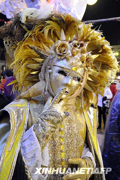 A masked reveller poses in Saint Mark Square during the Venetian Carnival in Venice February 6, 2010. The Carnival will officially start on February 7 according to Christian tradition.[Xinhua/AP] 