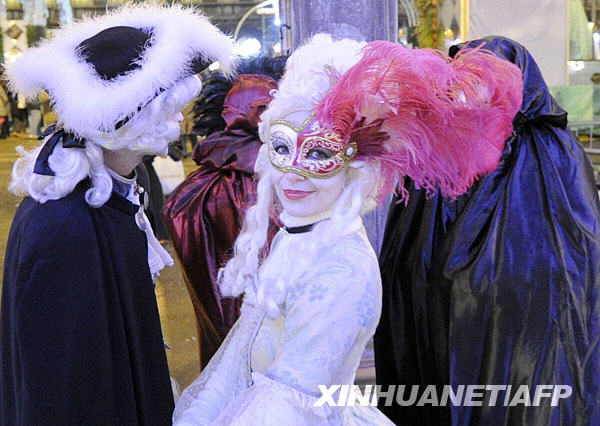 A masked reveller poses in Saint Mark Square during the Venetian Carnival in Venice February 6, 2010. The Carnival will officially start on February 7 according to Christian tradition.[Xinhua/AP] 