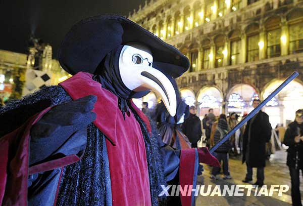 Masked balls, street parties and crowds of tourists and Italians -- a fortnight of festivities gets under way with the first Carnival celebration in Venice.[Xinhua/AP]