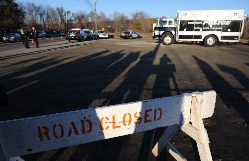 Police seal off the road to the blast site at the Kleen Energy plant in Middletown, Connecticut, the United States, Feb. 7, 2010. Five people are known dead and at least 12 injured in a deadly explosion occurred Sunday at a power plant in Middletown, Connecticut State of the United States, local officials said. [Xinhua]