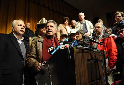 Sebastian Giuliano (L2), mayor of Middletown, speaks during a news conference following an explosion at the Kleen Energy plant in Middletown, Connecticut, Feb. 7, 2010. [Xinhua]