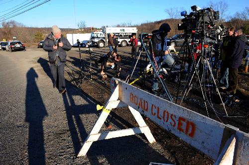 A road-block is set up by police near the blast site at the Kleen Energy plant in Middletown, Connecticut, the United States, Feb. 7, 2010. [Xinhua]