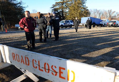 A road-block is set up by police near the blast site at the Kleen Energy plant in Middletown, Connecticut, the United States, Feb. 7, 2010.[Xinhua]