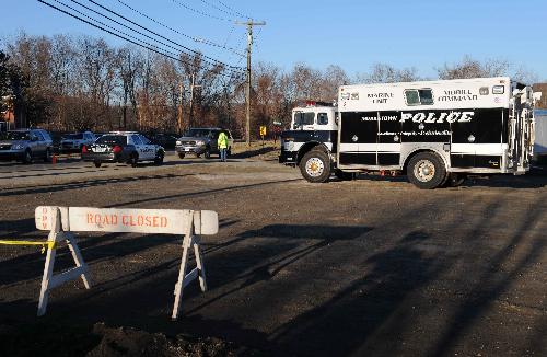 Police seal off the road to the blast site at the Kleen Energy plant in Middletown, Connecticut, the United States, Feb. 7, 2010. [Xinhua]