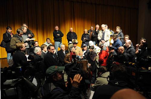 Sebastian Giuliano, mayor of Middletown, speaks during a news conference following an explosion at the Kleen Energy plant in Middletown, Connecticut, Feb. 7, 2010. [Xinhua]