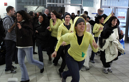 Shoppers rush through the front door of Filene&apos;s Basement for a &apos;The Running of the Brides&apos; bridal dress sale in New York February 5, 2010. [Xinhua/Reuters]