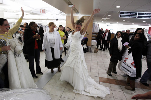 Anna Gesterak celebrates finding a wedding dress she likes at Filene&apos;s Basement during a &apos;Running of the Brides&apos; bridal dress sale in New York February 5, 2010. [Xinhua/Reuters]