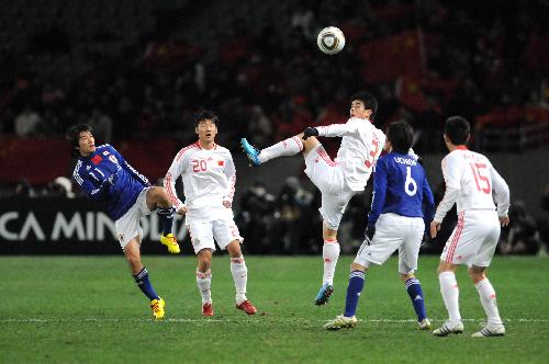 Players compete during the match between China and Japan at the East Asian Football Championship 2010 in Tokyo, capital of Japan, Feb. 6, 2010. The match ended with a draw 0-0. (Xinhua/Hua Yi)