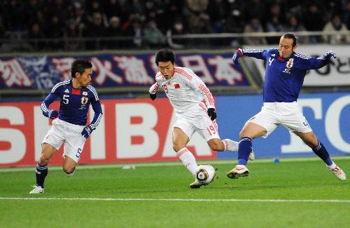Jiang Ning (C) of China dribbles the ball during the match between China and Japan at the East Asian Football Championship 2010 in Tokyo, capital of Japan, Feb. 6, 2010. The match ended with a draw 0-0. (Xinhua/Hua Yi)