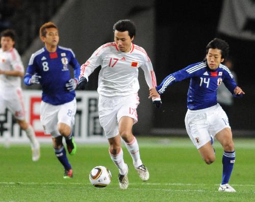 Gao Lin (C) of China dribbles the ball during the match between China and Japan at the East Asian Football Championship 2010 in Tokyo, capital of Japan, Feb. 6, 2010. The match ended with a draw 0-0. (Xinhua/Hua Yi)