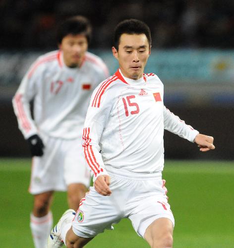 Yang Hao (Front) of China competes during the match between China and Japan at the East Asian Football Championship 2010 in Tokyo, capital of Japan, Feb. 6, 2010. The match ended with a draw 0-0. (Xinhua/Hua Yi)