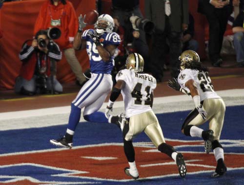 Indianapolis Colts wide receiver Pierre Garcon (85) catches a touchdown pass against New Orleans Saints safeties Roman Harper (41) and Usama Young (28) in the first quarter during the NFL's Super Bowl XLIV football game in Miami, Florida, February 7, 2010.(Xinhua/Reuters Photo)