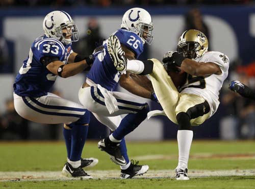 New Orleans Saints Reggie Bush (R) is tackled by Indianapolis Colts Melvin Bullitt (L) and Kelvin Hayden (C) in the first quarter during the NFL's Super Bowl XLIV football game in Miami, Florida, February 7, 2010.(Xinhua/Reuters Photo)