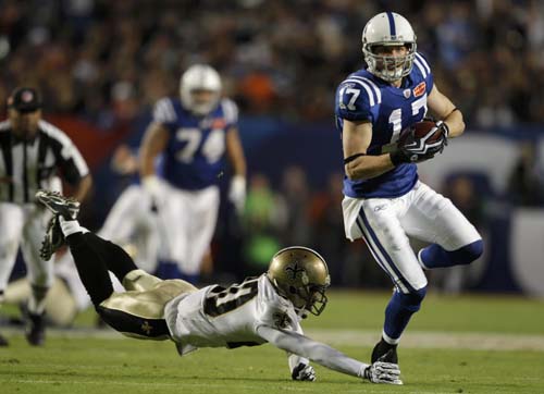 Indianapolis Colts Austin Collie (R) eludes the grasp of New Orleans Saints Randall Gay as he runs with the ball in the first quarter during the NFL's Super Bowl XLIV football game in Miami, Florida, February 7, 2010.(Xinhua/Reuters Photo)