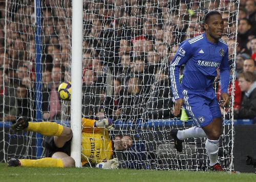 Chelsea's Didier Drogba (R) celebrates scoring his goal past Arsenal goalkeeper Manuel Almunia during their English Premier League soccer match at Stamford Bridge in London February 7, 2010.(Xinhua/Reuters Photo)