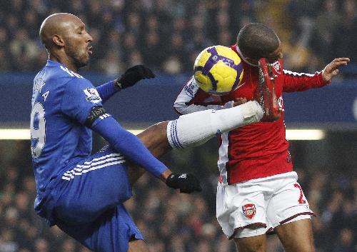 Nicolas Anelka (L) of Chelsea fights for the ball with Gael Clichy of Arsenal during their English Premier League soccer match at Stamford Bridge in London, February 7, 2010. Chelsea won 2-0.(Xinhua/Reuters Photo)