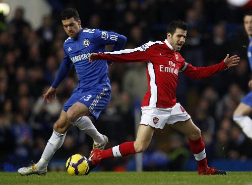 Chelsea's Michael Ballack (L) challenges Arsenal's Cesc Fabregas during their English Premier League soccer match at Stamford Bridge in London February 7, 2010.(Xinhua/Reuters Photo)