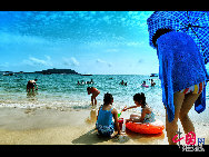 Dadonghai is a wonderful outdoor swimming and bathing place located 3 km southeast of downtown Sanya. The crescent-shaped beach is ideal for diving, beach sports, bathing and sunbathing. [Photo by Zhou Yunjie]