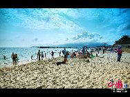 Dadonghai is a wonderful outdoor swimming and bathing place located 3 km southeast of downtown Sanya. The crescent-shaped beach is ideal for diving, beach sports, bathing and sunbathing. [Photo by Zhou Yunjie]