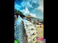 Dadonghai is a wonderful outdoor swimming and bathing place located 3 km southeast of downtown Sanya. The crescent-shaped beach is ideal for diving, beach sports, bathing and sunbathing. [Photo by Zhou Yunjie]