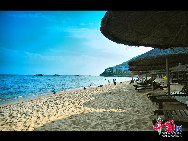 Dadonghai is a wonderful outdoor swimming and bathing place located 3 km southeast of downtown Sanya. The crescent-shaped beach is ideal for diving, beach sports, bathing and sunbathing. [Photo by Zhou Yunjie]