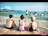 Dadonghai is a wonderful outdoor swimming and bathing place located 3 km southeast of downtown Sanya. The crescent-shaped beach is ideal for diving, beach sports, bathing and sunbathing. [Photo by Zhou Yunjie]