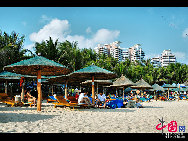 Dadonghai is a wonderful outdoor swimming and bathing place located 3 km southeast of downtown Sanya. The crescent-shaped beach is ideal for diving, beach sports, bathing and sunbathing. [Photo by Zhou Yunjie]