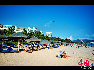 Dadonghai is a wonderful outdoor swimming and bathing place located 3 km southeast of downtown Sanya. The crescent-shaped beach is ideal for diving, beach sports, bathing and sunbathing. [Photo by Zhou Yunjie]