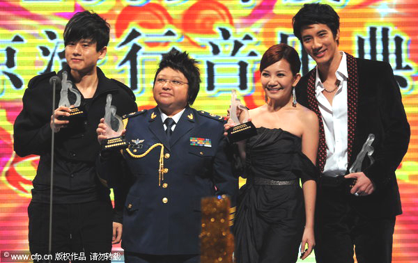 From L to R: Most Popular Male Singer Zhang Jie (Mainland), Most Popular Female Singer Han Hong (Mainland), Most Popular Female Singer Fish Leong (Taiwan and Hong Kong) and Most Popular Male Singer Wang Leehom (Taiwan and Hong Kong)