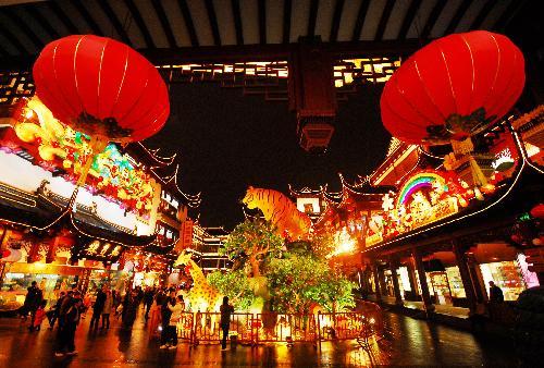 Photo taken on February 7, 2010 shows the exquisite large festooned lantern of Shengxiao Tiger in trial lighting, during the trial illumination of the 2010 Shanghai Yuyuan Garden New Spring Folklore Artistic Lanterns Fair in downtown Shanghai. [Xinhua photo]