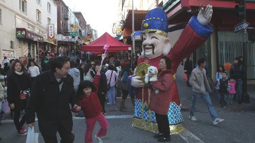 People choose their Spring Festival goods during a fair in San Francisco's Chinatown, the United States, February 7, 2010. [Xinhua photo]