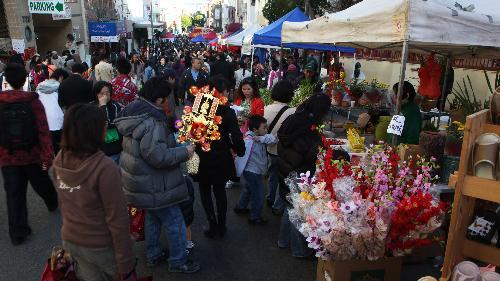 People choose their Spring Festival goods during a fair in San Francisco's Chinatown, the United States, February 7, 2010. [Xinhua photo]