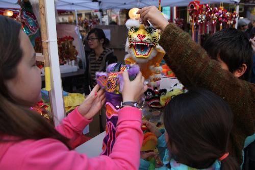 Children choose 'tiger' toys in San Francisco's Chinatown, the United States, February 7, 2010. As the Chinese Spring Festival draws near, the overseas Chinese came here to prepare for the festival. [Xinhua photo]