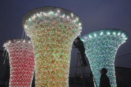 Festooned festival lanterns to decorate Shanghai Expo