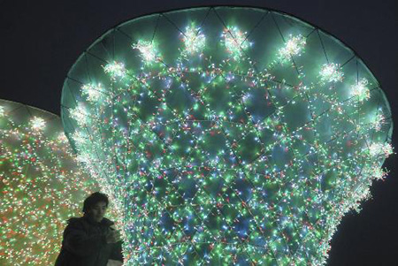 Festooned festival lanterns to decorate Shanghai Expo