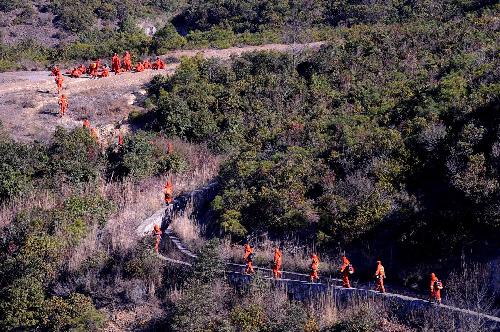 Firefighters head for the spot of a forest fire in Yi Autonomous County of Shilin, southwest China's Yunnan Province, Feb. 9, 2010. The forest fire broke out on Sunday in Yi Autonomous County of Shilin and has spreaded to neighboring Luliang County. Almost 3,000 soldiers and local residents have been trying to put out the fire. (Xinhua/Chen Haining