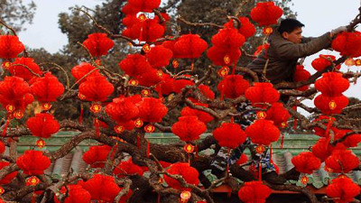 Red lanterns enlighten Ditan Park