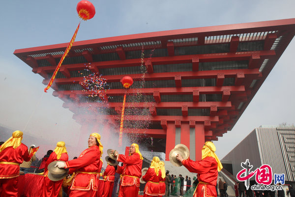 Photo taken on Feb. 8, 2010 shows the finished Chinese Pavilion of Shanghai World Expo in Shanghai, east China. The Chinese Pavilion finished its construction on Monday. Almost 1,000 spectators, including pavilion designers, construction workers and government officials, attended a completion ceremony outside the iconic structure, dubbed the &apos;Oriental Crown,&apos; in the Pudong New District of Shanghai on the eastern bank of the Huangpu River. [CRI]