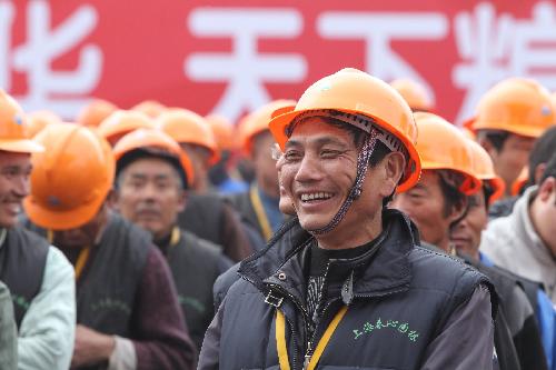 Workers attend the completion ceremony of the Chinese Pavilion of Shanghai World Expo in Shanghai, east China, on Feb. 8, 2010. The Chinese Pavilion finished its construction on Monday.[Xinhua]