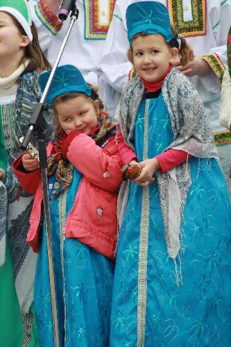 Children participate in Maslenitsa celebrations at the scoop stage in London, Britain, on Feb. 7, 2010. [Xinhua]