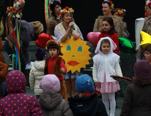 People participate in Maslenitsa celebrations at the scoop stage in London, Britain, on Feb. 7, 2010. [Xinhua]