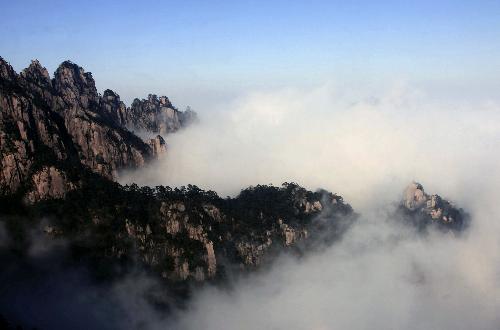  A sea of clouds appears as the sky turned clear after rainfall at Huangshan Mountain in Huangshan city, east China's Anhui Province, Feb. 7, 2010. [Xinhua Photo]