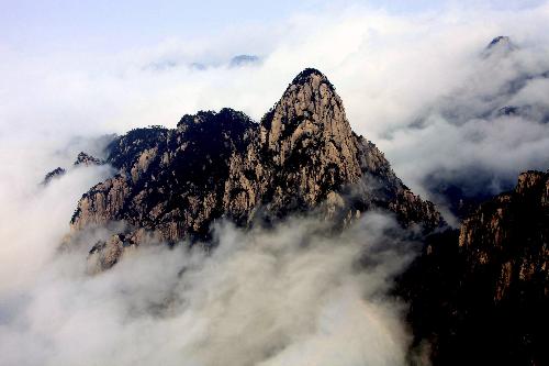  A sea of clouds appears as the sky turned clear after rainfall at Huangshan Mountain in Huangshan city, east China's Anhui Province, Feb. 7, 2010. [Xinhua Photo]