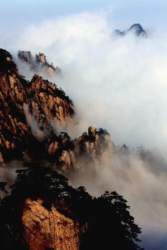 A sea of clouds appears as the sky turned clear after rainfall at Huangshan Mountain in Huangshan city, east China's Anhui Province, Feb. 7, 2010. (Xinhua Photo)