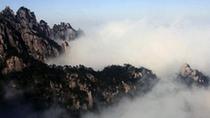  A sea of clouds appears as the sky turned clear after rainfall at Huangshan Mountain in Huangshan city, east China's Anhui Province, Feb. 7, 2010. [Xinhua Photo]