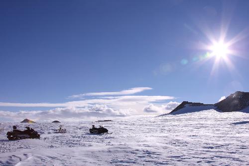 Photo taken on Jan. 22, 2010 shows the phenomenon of polar day in Antarctica. Plenty of rare natural phenomena can be observed in Antarctica. [Xinhua]