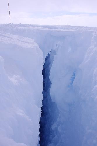 Photo taken on Dec. 27, 2009 shows an ice crack on the icecap in Antarctica. [Xinhua]