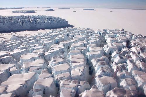 Photo taken on Dec. 15, 2009 shows the cracked icecap in Antarctica. [Xinhua]